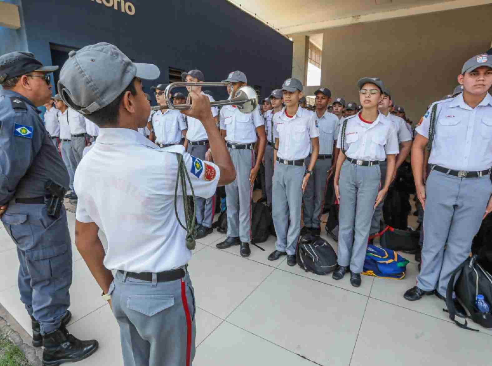 Governador Mauro Mendes sanciona lei que amplia educação militarizada, fortalecendo valores e disciplina