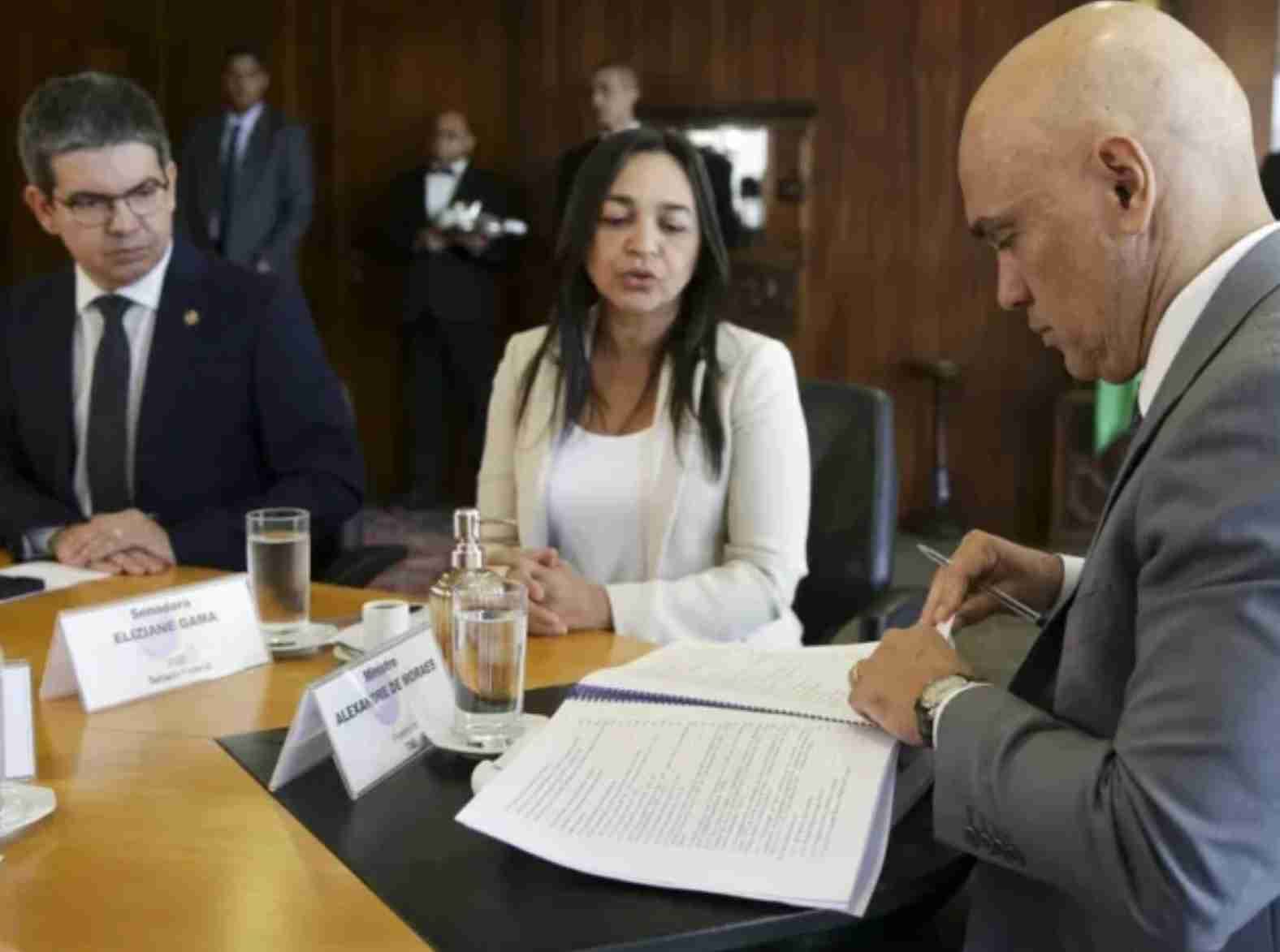 Relatório da CPMI do 8/1, entregue nas mãos de Moraes, não cita ameaças ao ministro