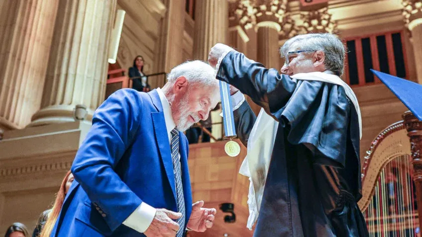 Lula recebe a mais alta honraria da USP