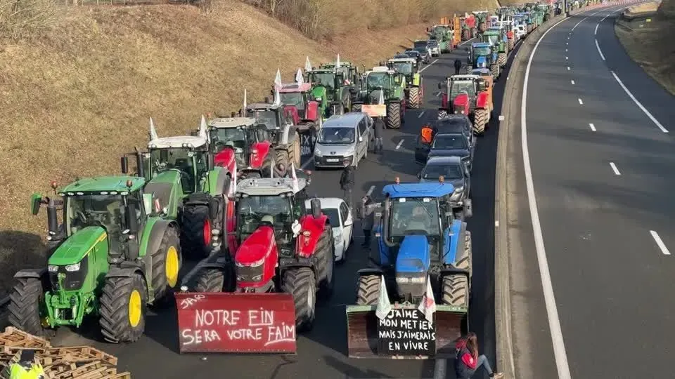 Agricultores protestam com tratores na cúpula da União Europeia