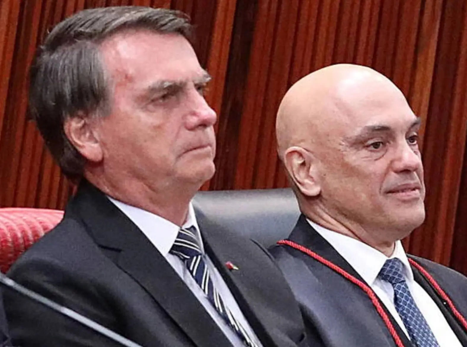 Moraes ordena que Bolsonaro entregue seu passaporte