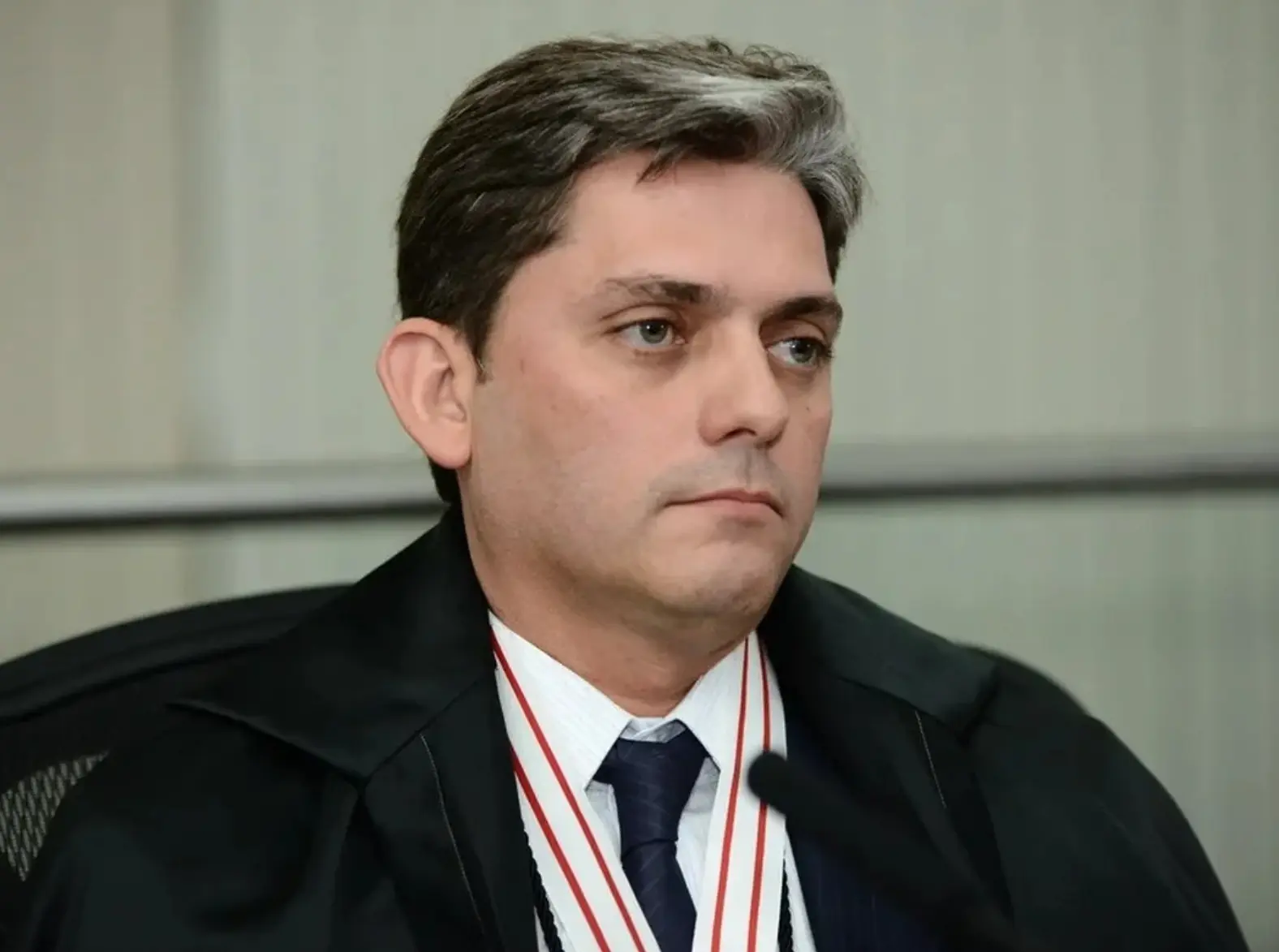 Ex-magistrado do TRE-DF critica veementemente atuação de Moraes como 'absurda' e um 'assalto à prática jurídica'