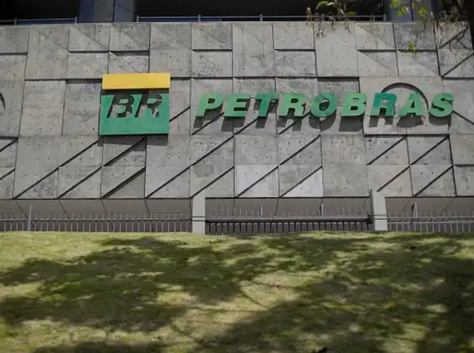 Governo propõe manter representantes da União no conselho administrativo da Petrobras, segundo informações