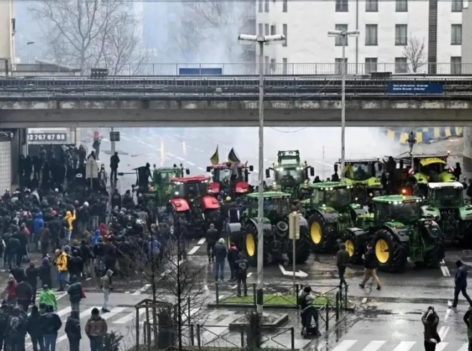 Agricultores vão às ruas de Bruxelas e começam novo protesto