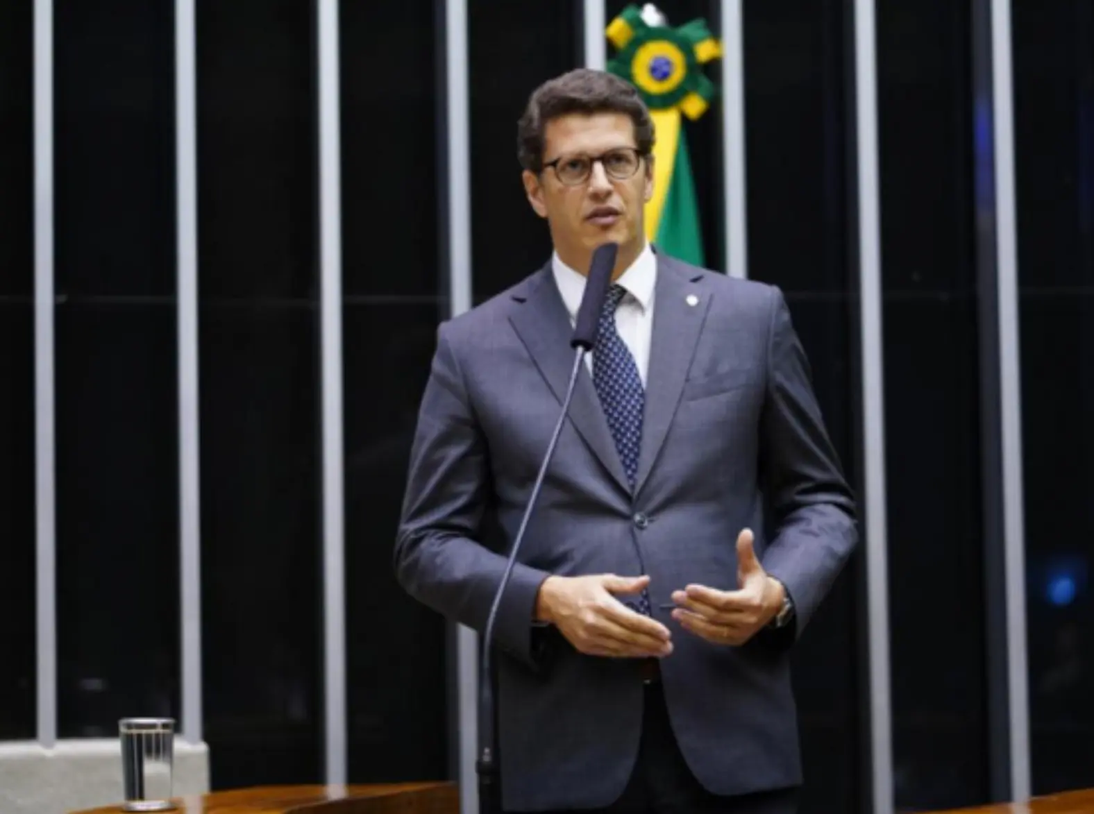 Salles expõe crimes, questionando legitimidade do movimento e impactando debate sobre reforma agrária no Brasil
