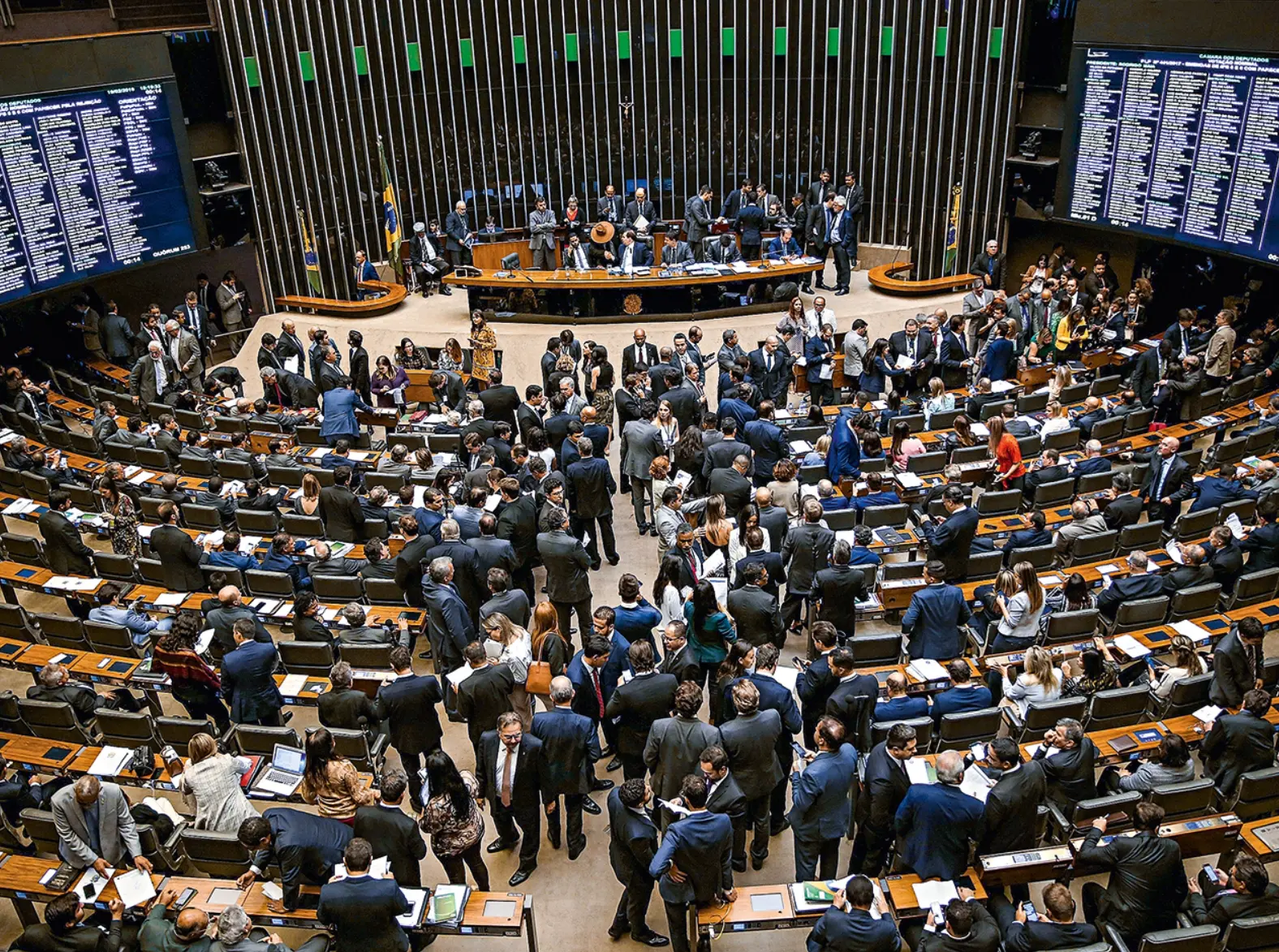 Governo Lula ameaça parlamentares em resposta a pedido de impeachment