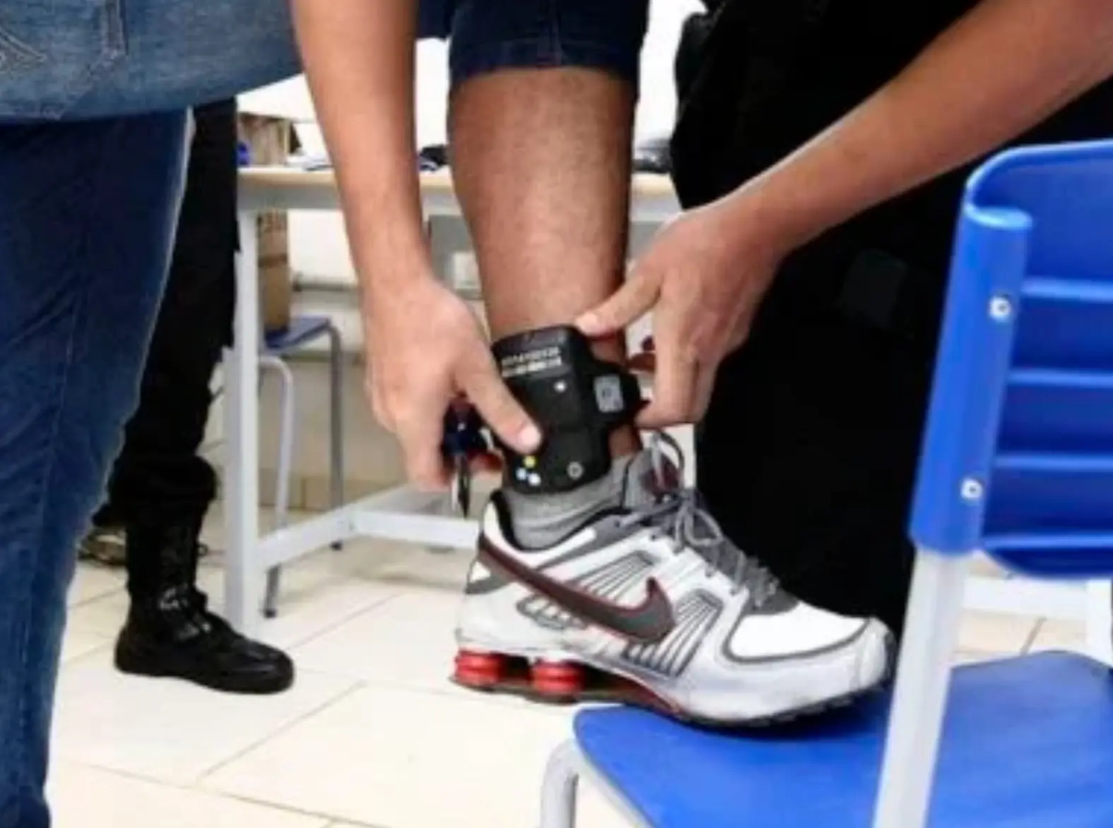 Projeto no Senado transfere custo de tornozeleira eletrônica a presos