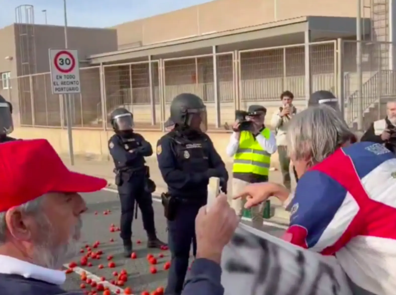 Agricultores destroem tomates marroquinos em protesto na Espanha