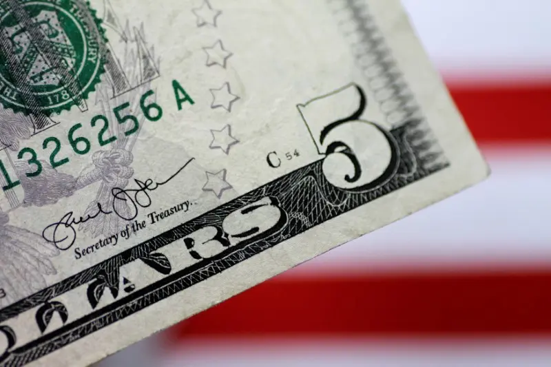 Dólar segue exterior e tem leve queda antes de dados de inflação dos EUA