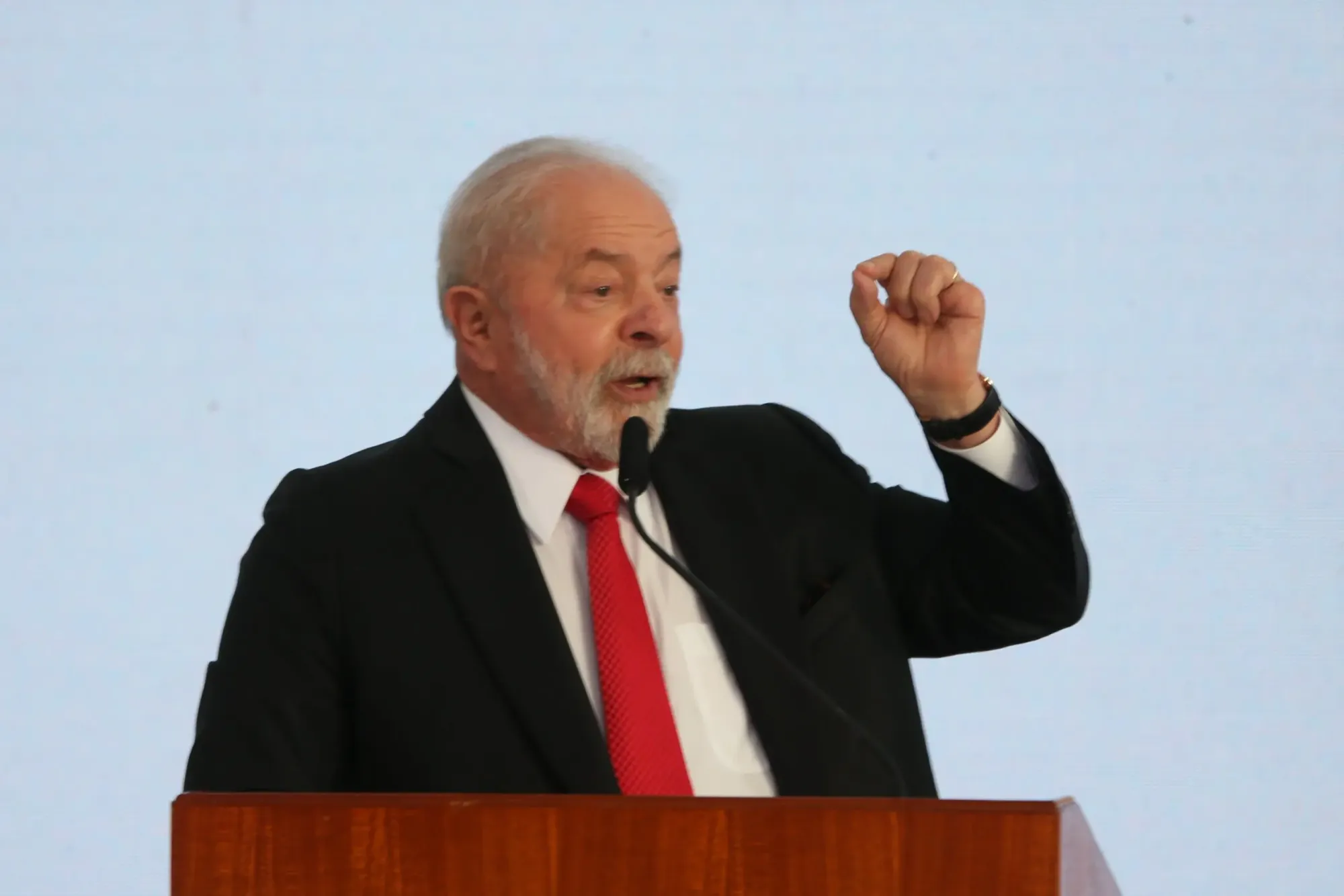 Lula empurra o Brasil para o colo dos tiranos