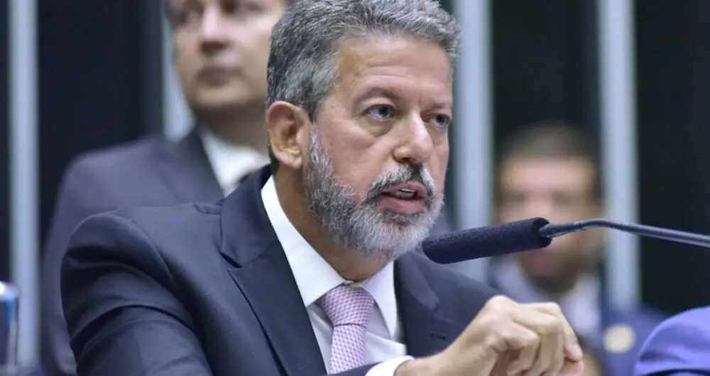 Lira indica que deve engavetar pedido de impeachment de Lula