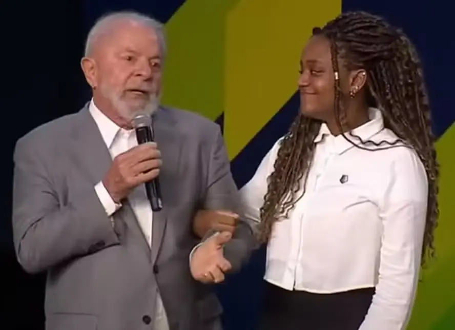 ‘Afrodescendente assim gosta de um batuque, de um tambor’, diz Lula a jovem negra