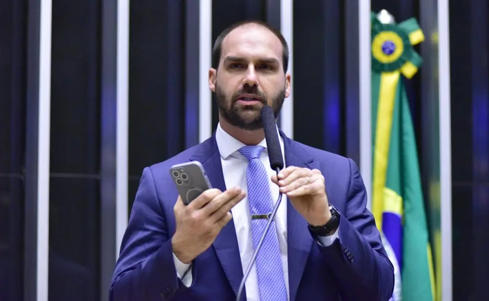 Eduardo Bolsonaro perde voo e não chega a tempo para ato na Av. Paulista