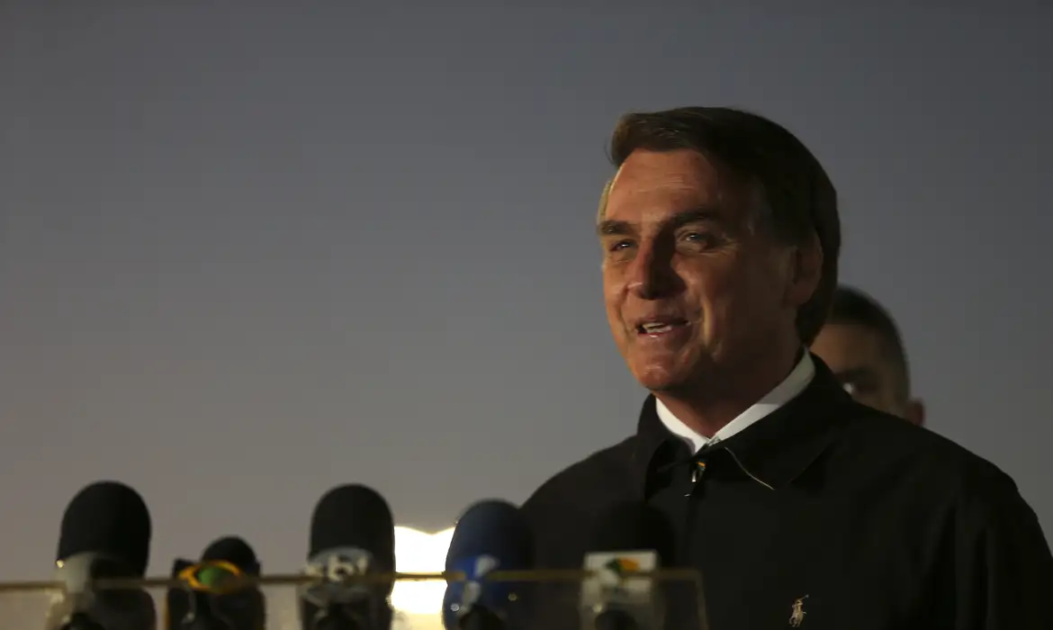 Bolsonaro rebate acusações: “Você pode discutir e debater tudo o que está na Constituição Federal”