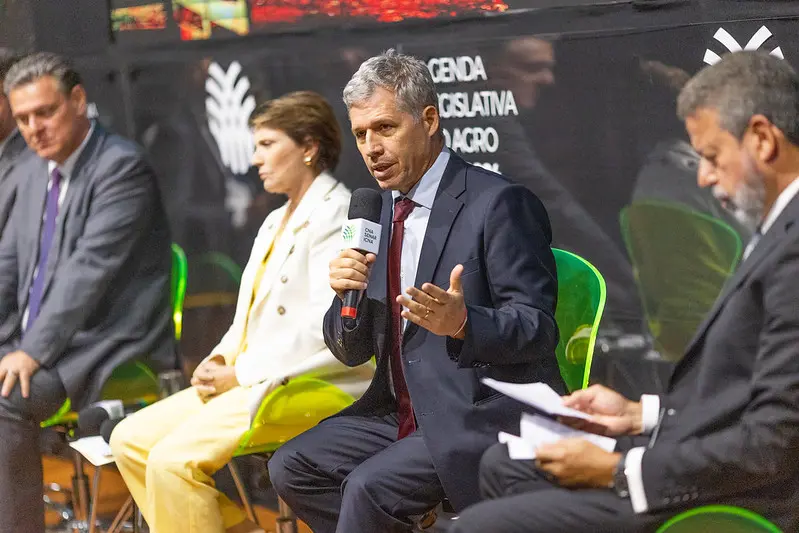 Paulo Teixeira é vaiado após defender Marina Silva em evento do agro