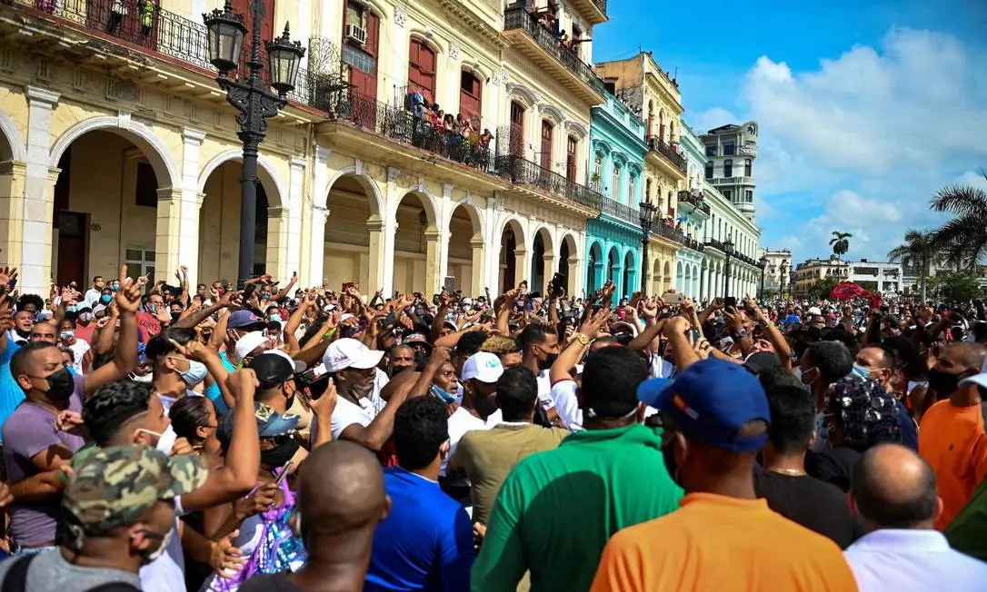 Regime cubano tenta aplacar a ira da população com caminhões de comida