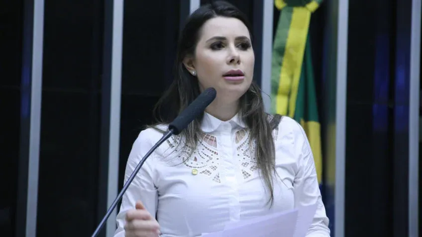 Caroline de Toni assume presidência da CCJ