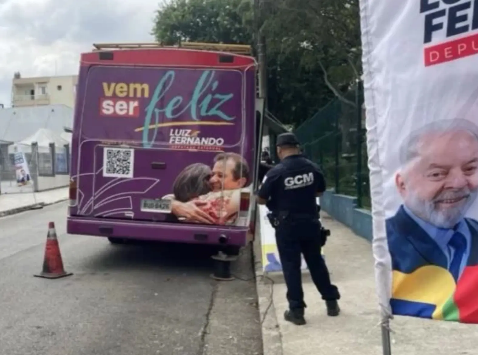 Ônibus de deputado do PT é acusado de furtar energia de praça no ABC