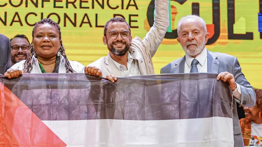 Lula tira foto com bandeira da Palestina em conferência de cultura