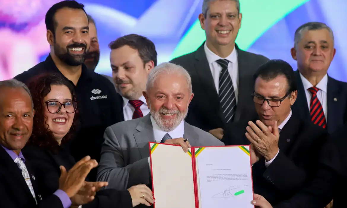Lula assina PL com regras fora da CLT para motoristas de apps