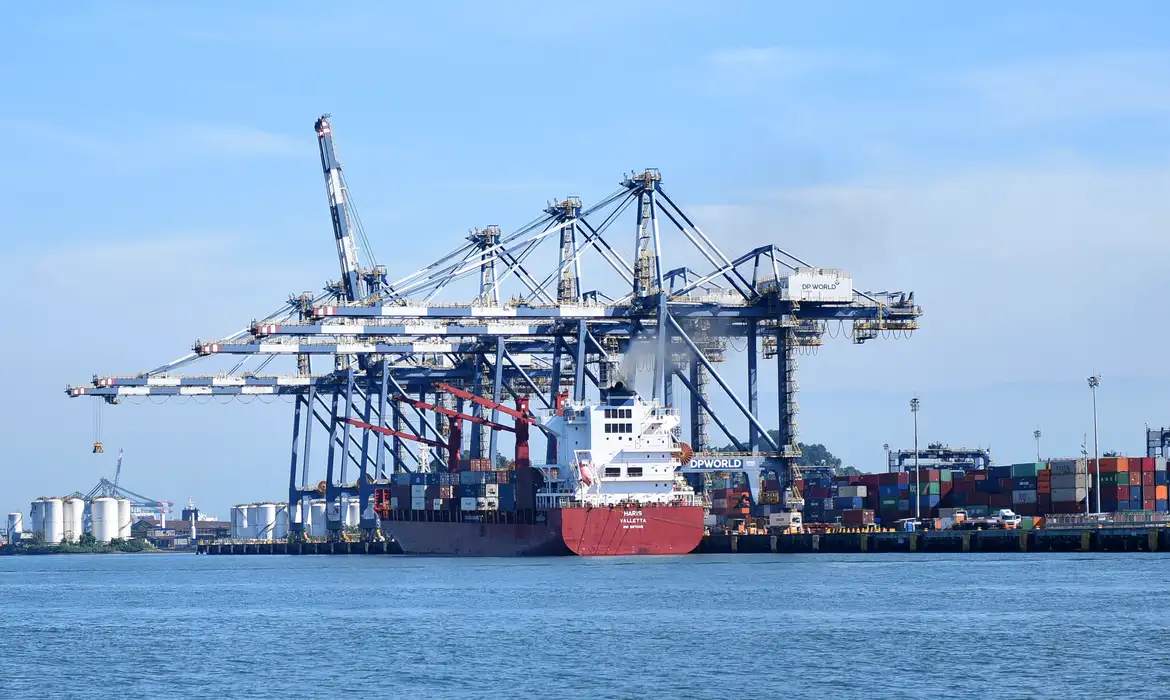 Como o PCC esconde drogas em navios no Porto de Santos