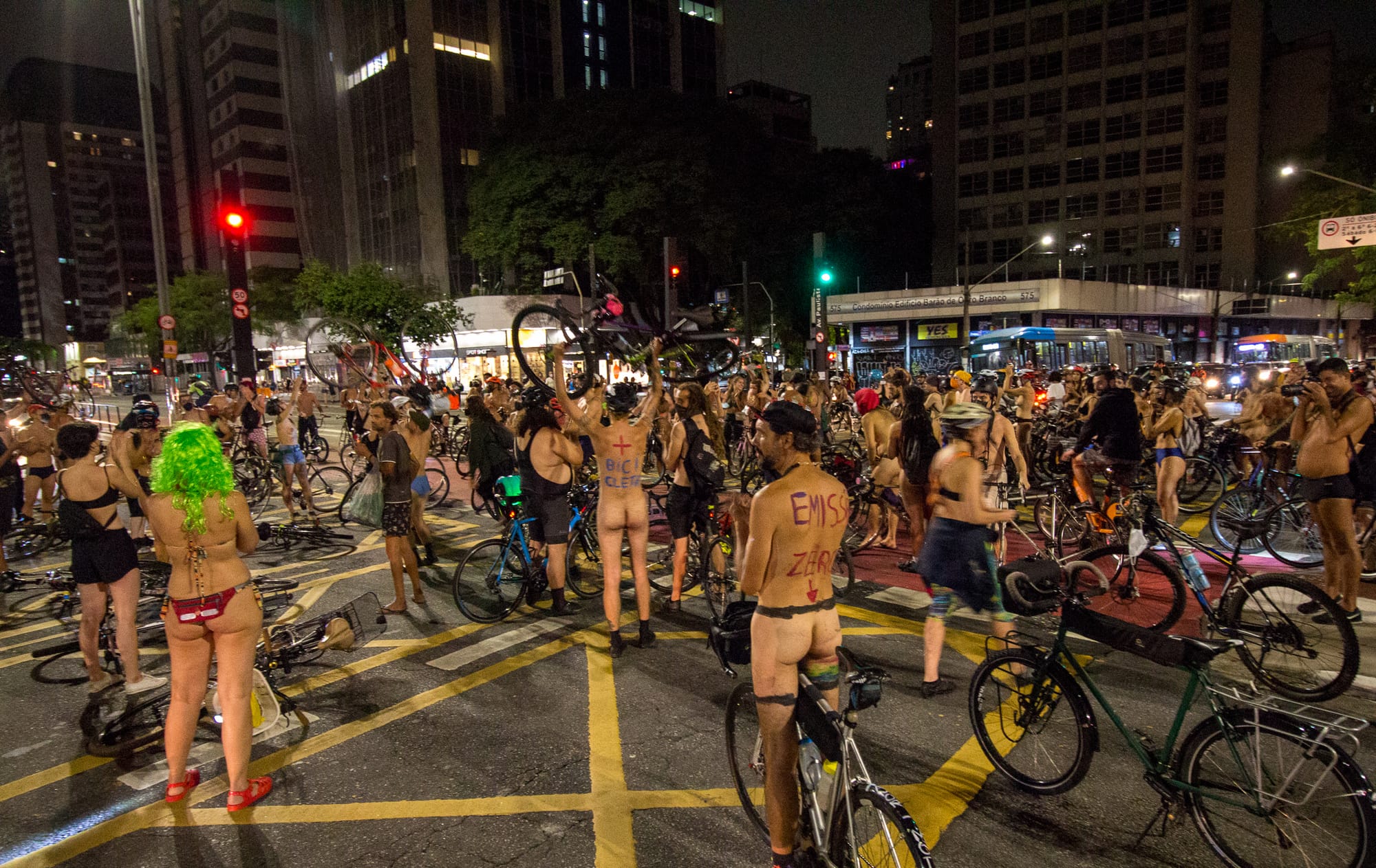 Ciclistas nus protestam contra violência no trânsito em São Paulo