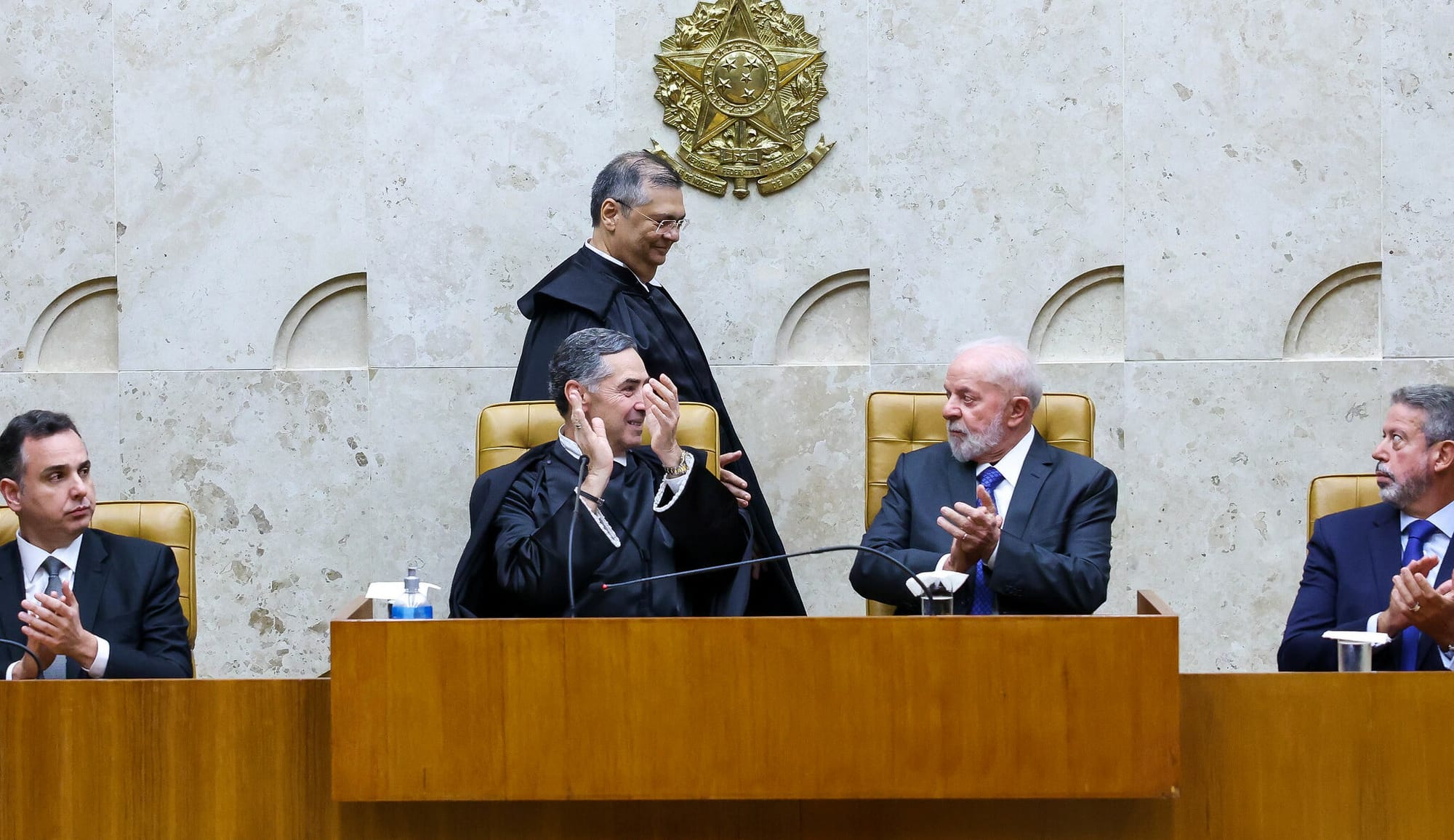 Contra a política na justiça: A indesejável aliança de Lula com o STF