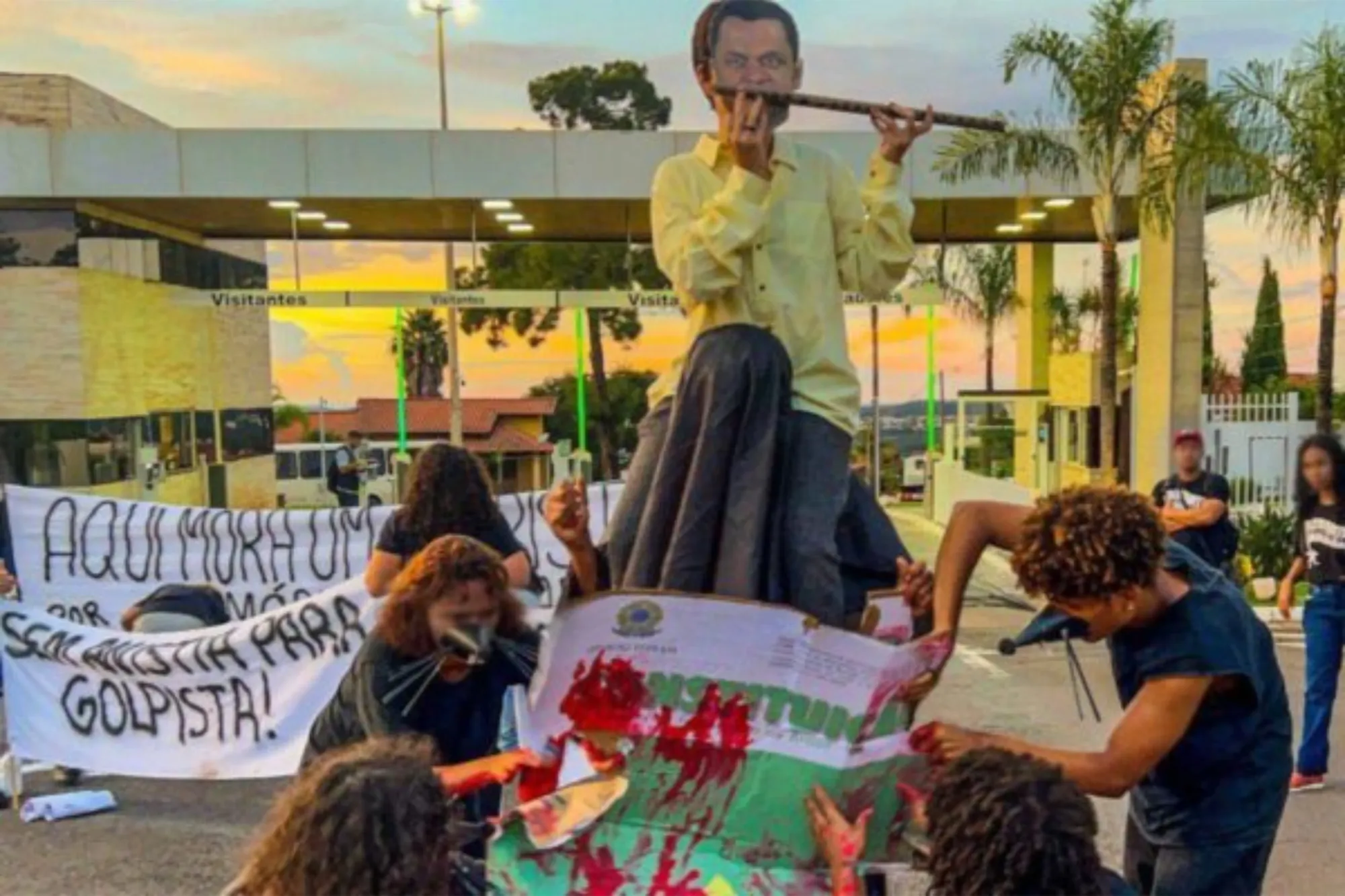 Condomínio de Bolsonaro em Brasília é alvo de protesto contra golpe