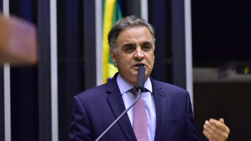 PSDB passa por “lipoaspiração para voltar esbelto”, diz Aécio