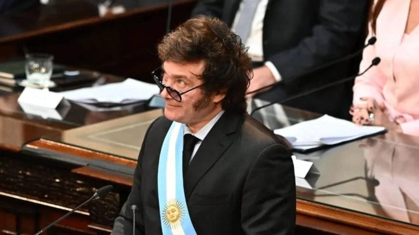 Milei descarta dolarização na Argentina antes de 2025