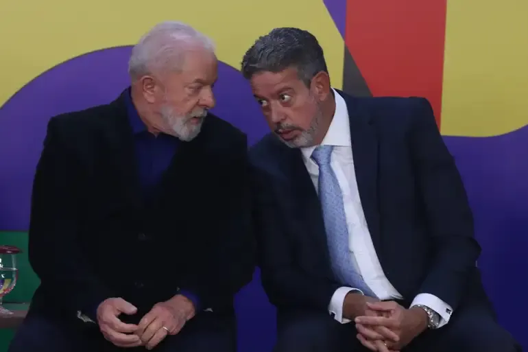 Lula se irrita com “recado” de Lira e liga da Colômbia para líder