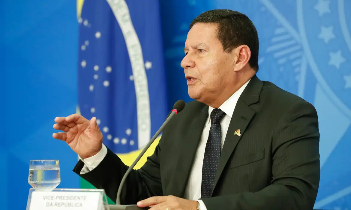 Mourão choca ao justificar ausência em tragédia no RS