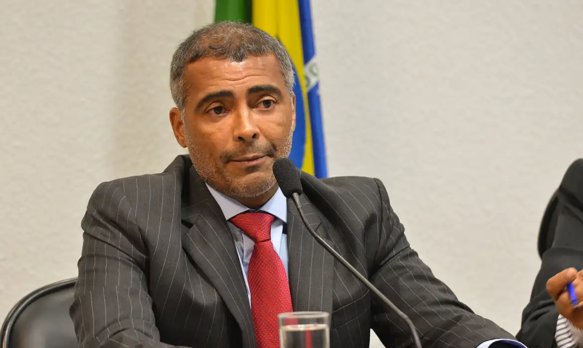 Romário repudia acusações de desvio de verbas e confia em arquivamento