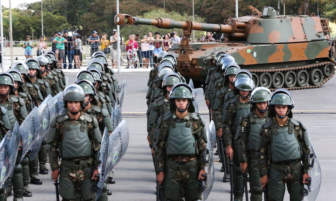 Exército reduz limite de aquisição de armas para policiais e militares