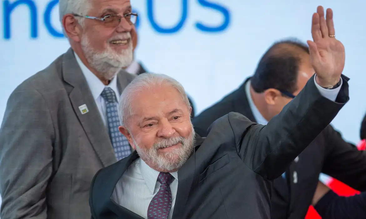 Lula insiste em projeto controverso sobre "Fake News"