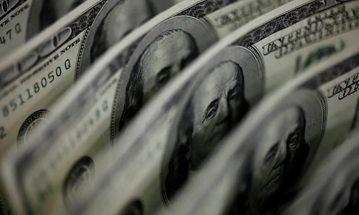 Dólar chega a R$5,51 puxado por incertezas econômicas