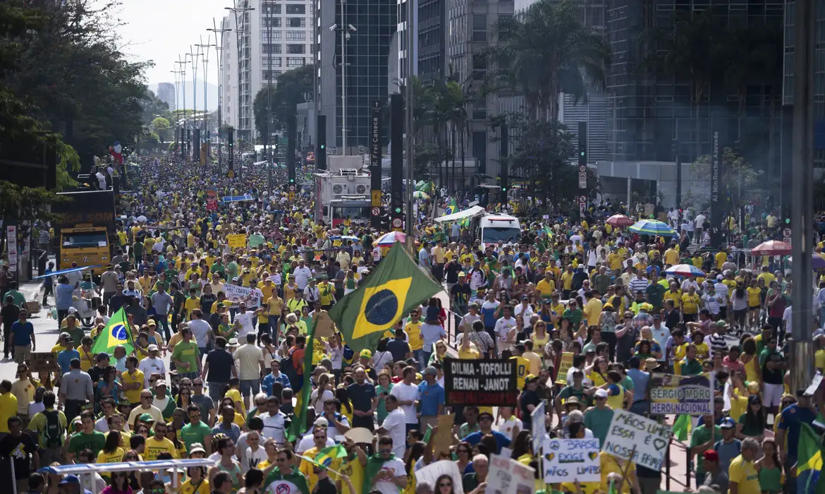 Milhares pedem impeachment de Lula e Moraes em protesto pacífico