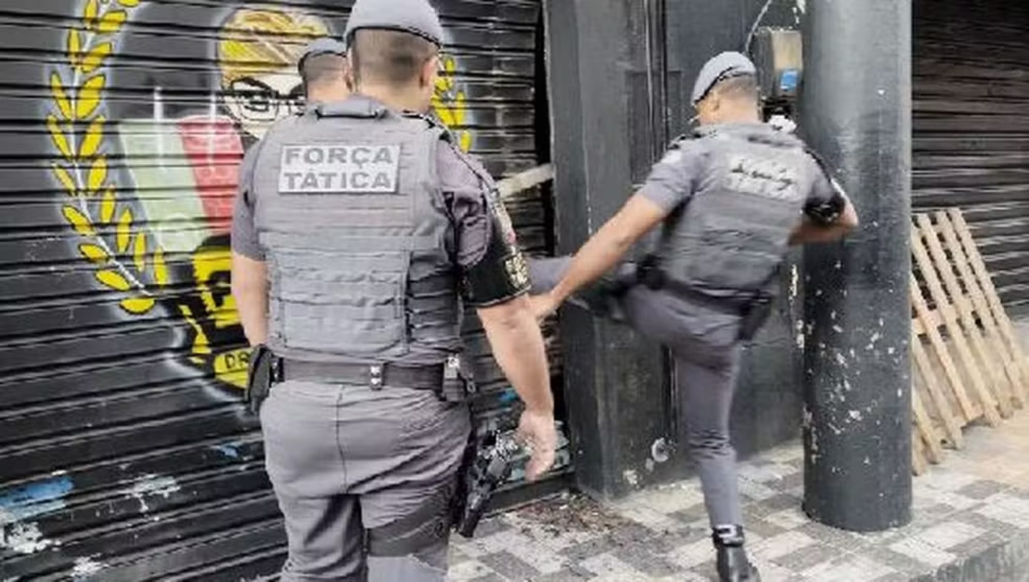 Polícia faz operação contra organização criminosa que usa dinheiro do tráfico de drogas para financiar bailes funk em SP