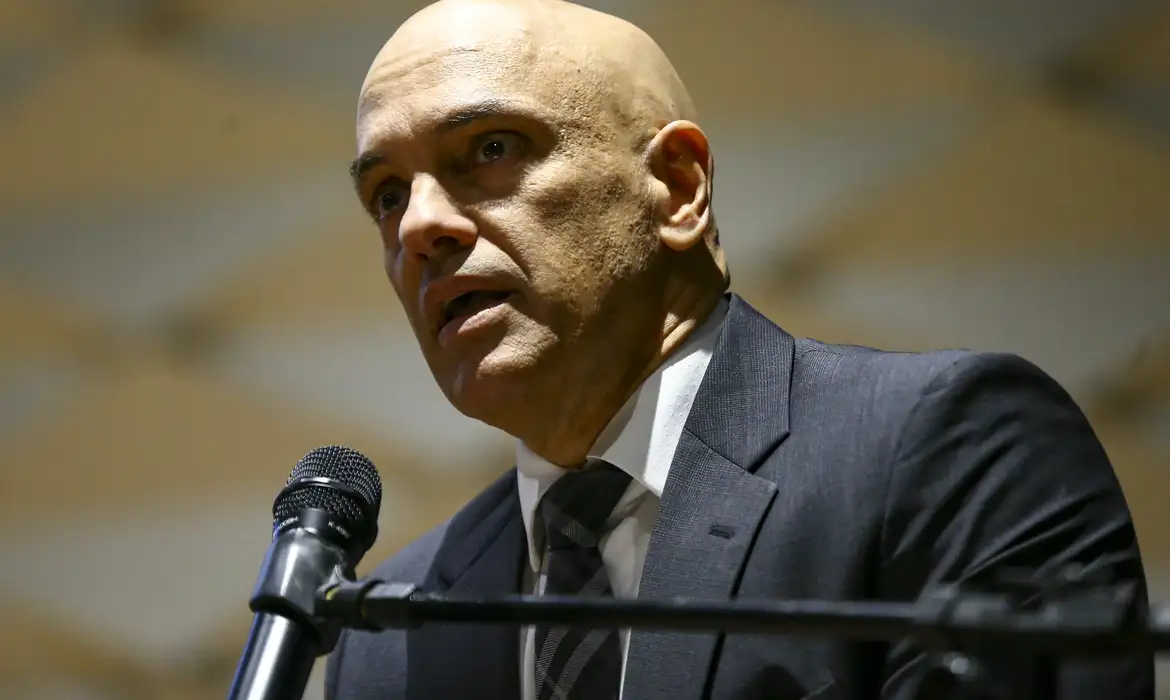 Censura de Moraes contra reportagens é motivo para impeachment