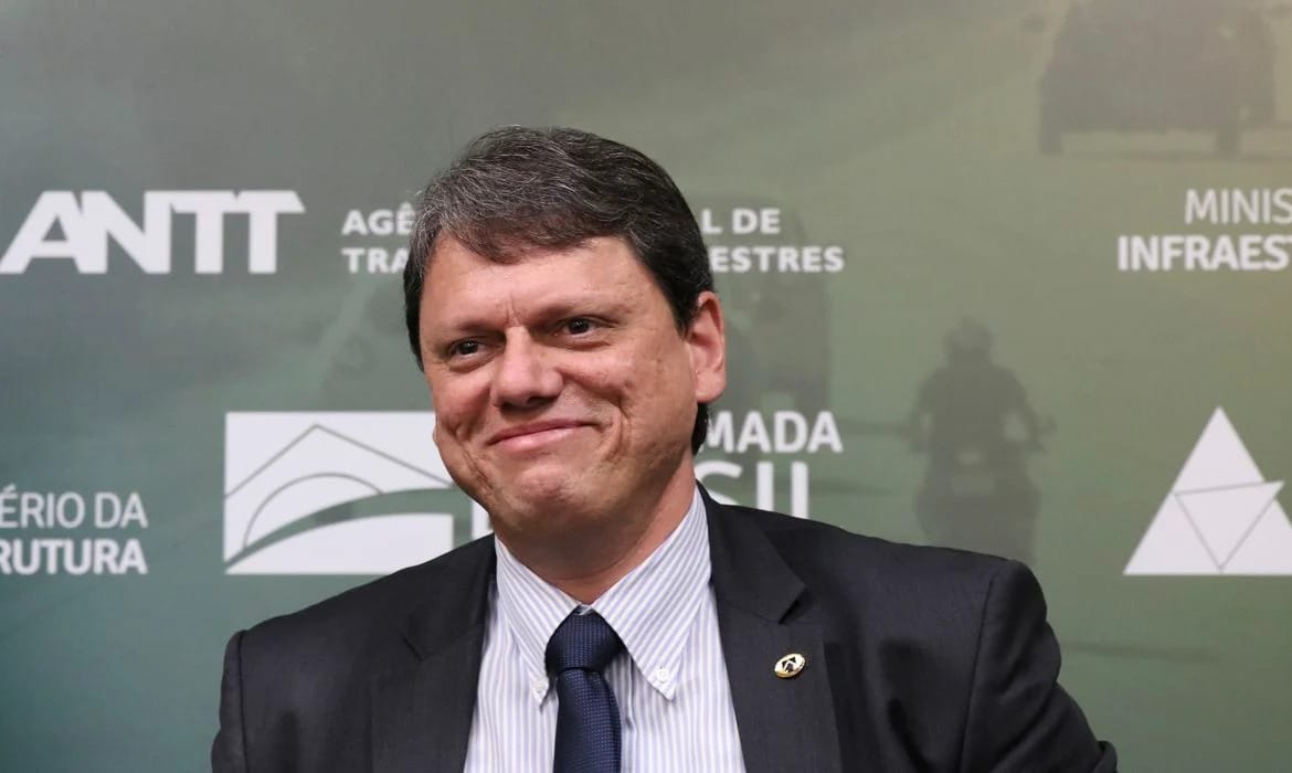 Tarcísio de Freitas é aclamado como novo "Mito" em convenção de Campinas