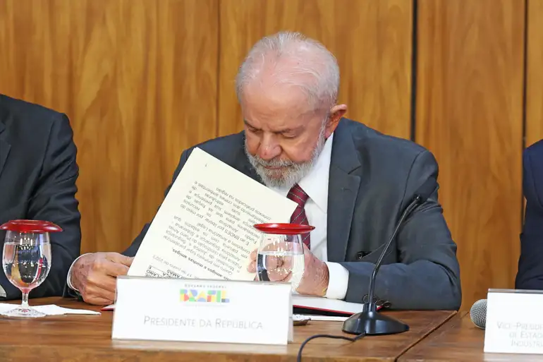 Lula assina decreto de corte orçamentário de R$ 15 Bilhões que afeta Saúde, Educação e PAC