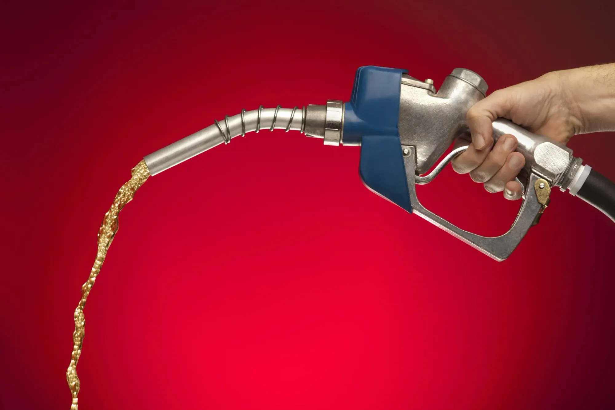 Gasolina fica mais cara no primeiro semestre e chega a R$ 6,02, aponta índice