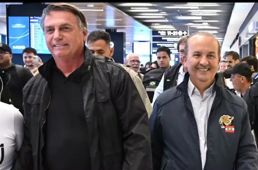 Bolsonaro é recebido por apoiadores em hotel em Santa Catarina; assista ao vídeo