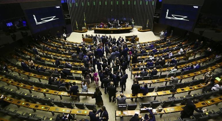 Câmara dos Deputados aprova nova reforma do Ensino Médio e envia para sanção presidencial