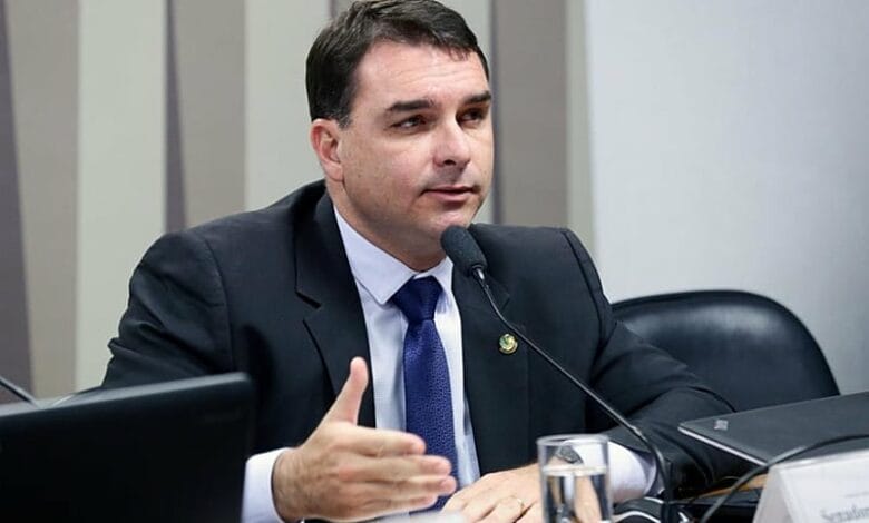 Flávio Bolsonaro rompe o silêncio e faz desabafo nas redes sociais sobre atentados contra Trump e seu pai