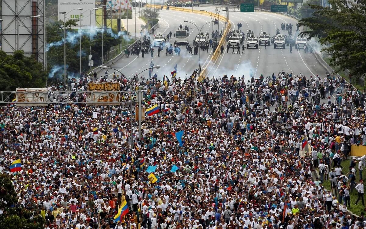 Venezuelanos tomam as ruas do país contra declaração de vitória do ditador Maduro