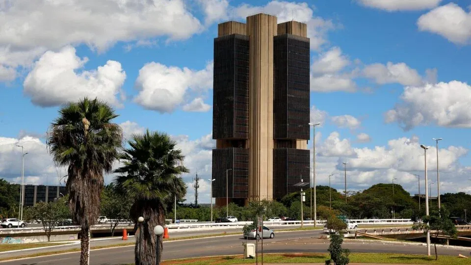 Brasil tem o 3.º maior juro do mundo; inflação, governo e emprego pressionam taxa