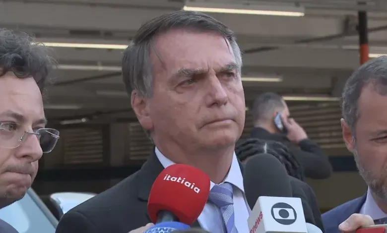 Defesa de Bolsonaro pede arquivamento de investigação sobre joias com base em decisão do TCU sobre relógio de Lula