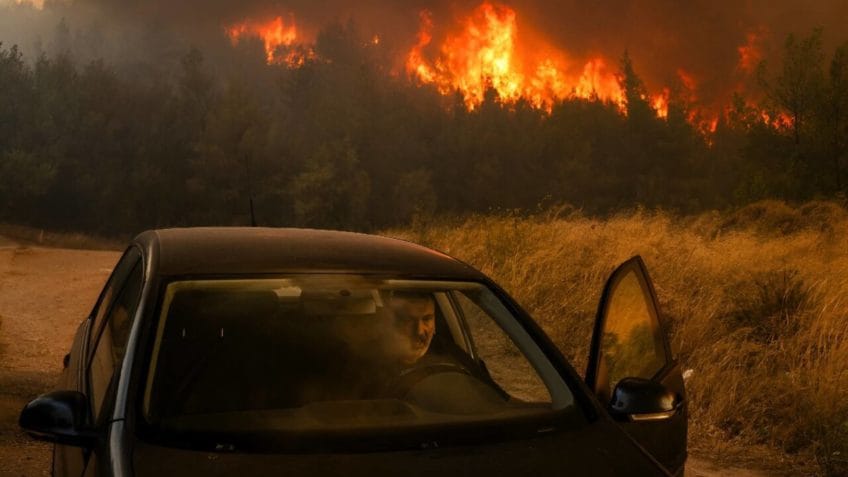 União Europeia auxilia Grécia em combate a incêndios devastadores