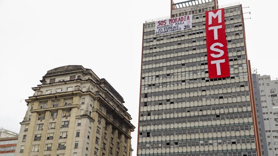 MTST invade edifício do INSS e exige destinação social